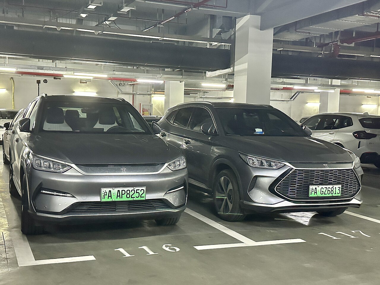 BYD Song Plus и Zeekr 001 — сравнение электромобилей из Китая